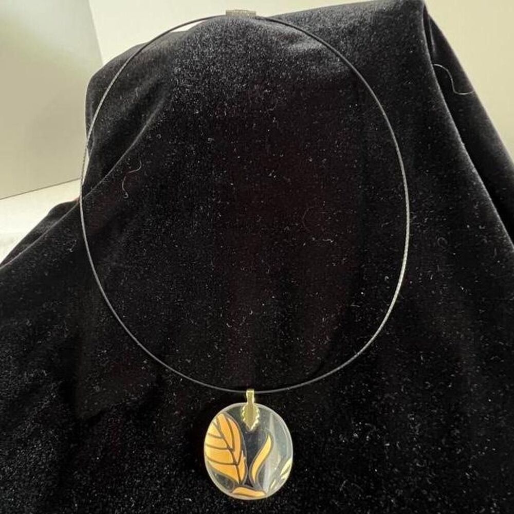Artisan-crafted Women's Glass pendant Choker style metal cable necklace